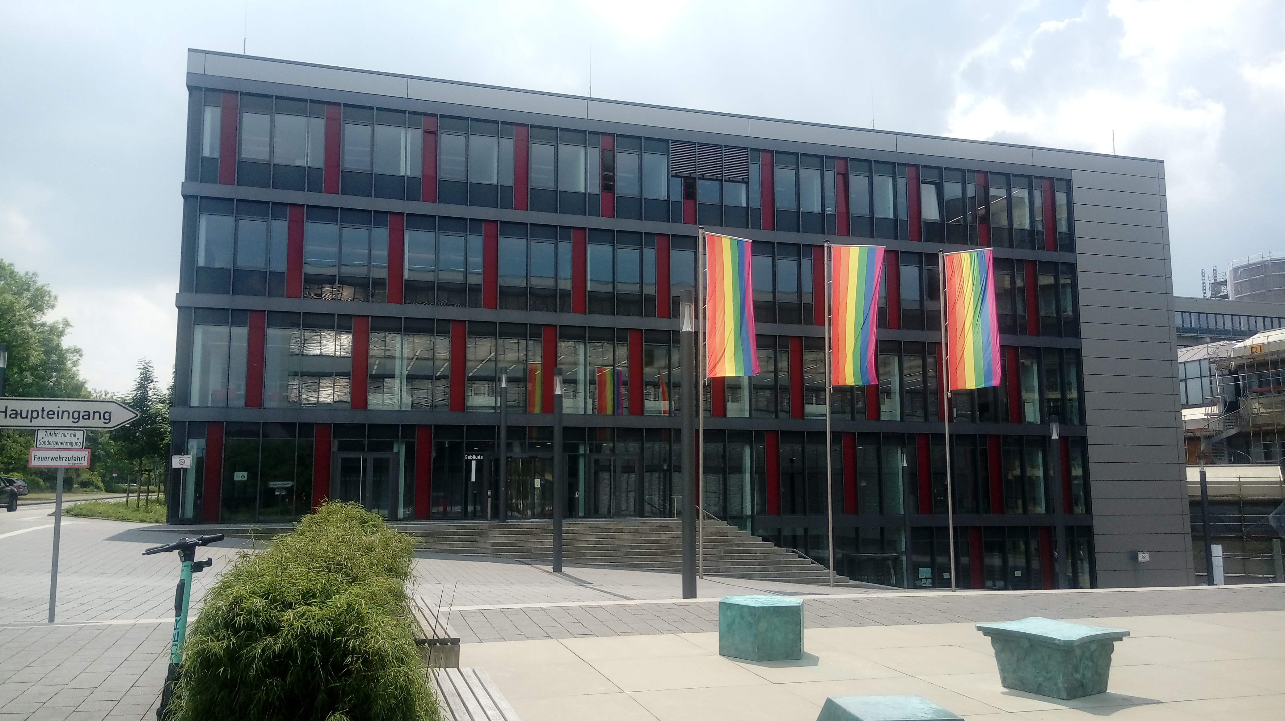 Ohne den vorherigen StuPa-Beschluss hätten die  Regenbogenflaggen im Juni nicht den Campus geschmückt. Foto:td
